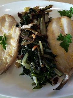 Una foto de Pescadilla y acelgas al Lekue