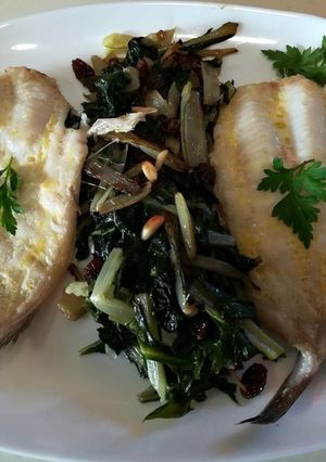 Foto principal de Pescadilla y acelgas al Lekue
