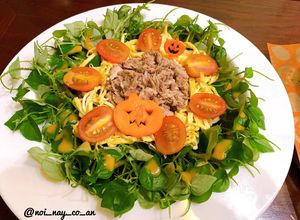 Hình của món Salad rau càng cua & cá ngừ hộp phong cách Halloween.