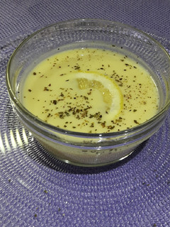 Una foto de Sopa de huevo y limón