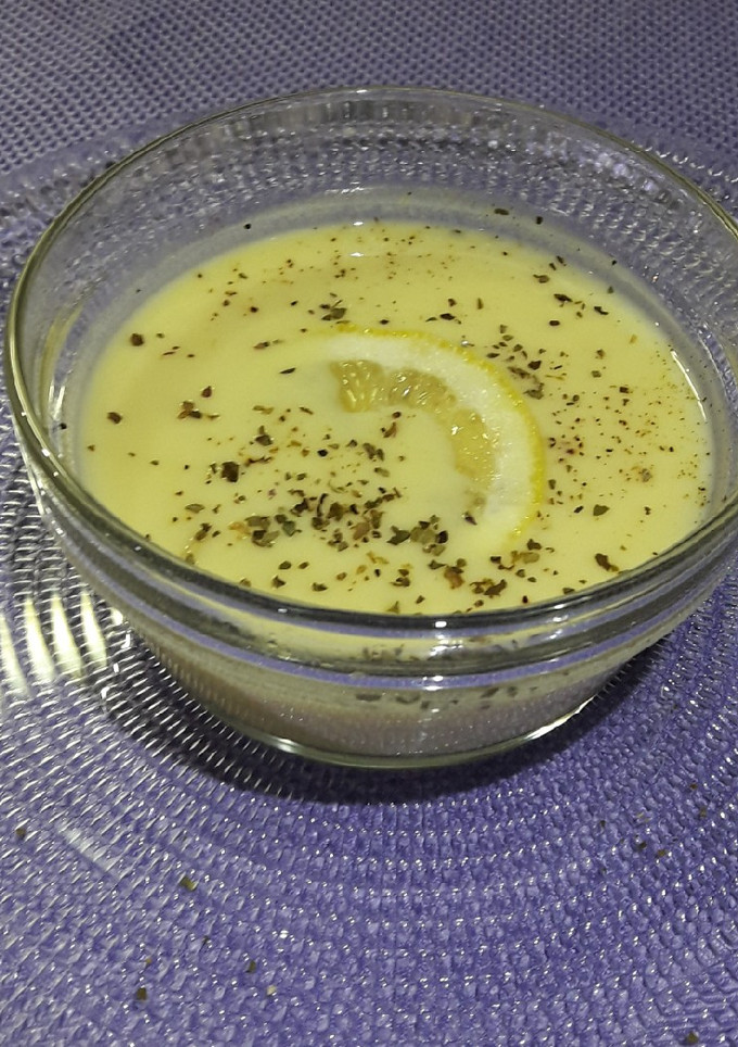 Una foto de Sopa de huevo y limón
