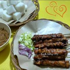 A picture of Sate Ayam Bumbu Kacang (#postingrame2_sate).