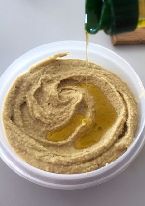 Una foto de Hummus clásico 🍥🥣
