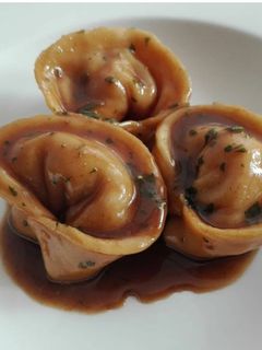 Una foto de Pasta fresca rellena de gambas