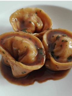 Una foto de Pasta fresca rellena de gambas