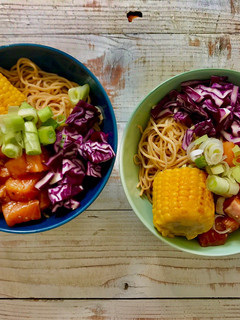 Una foto de Salmón poke bowl