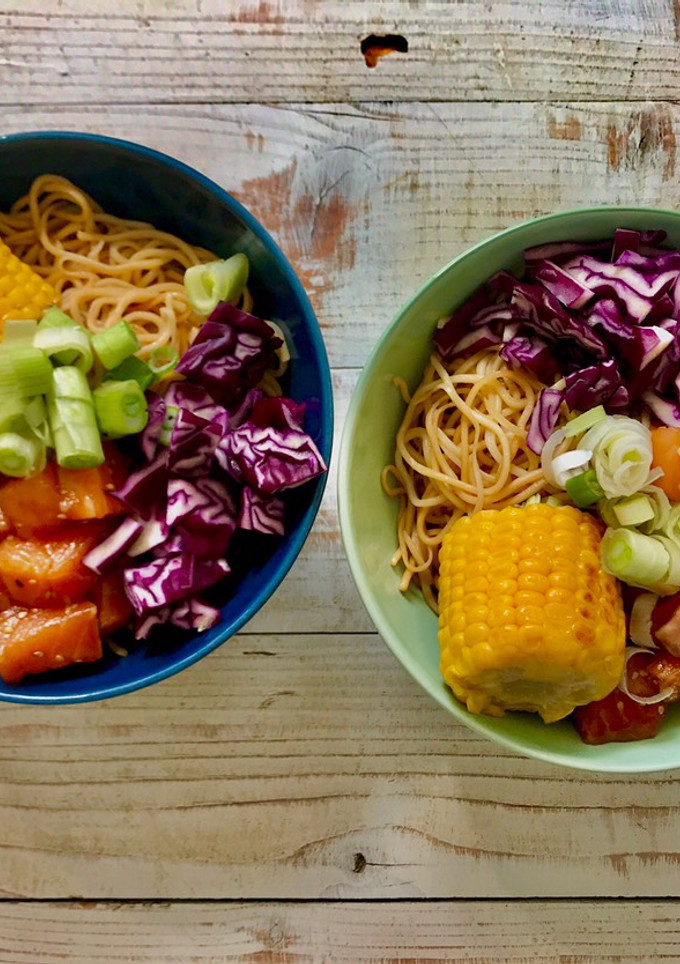 Una foto de Salmón poke bowl