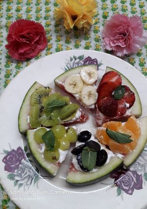 A picture of Watermelon fruit pizza.