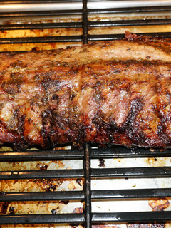 Una foto de Costillar asado con adobo de yerbas aromáticas