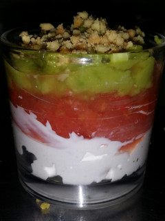 Una foto de Chupito gourmet de queso azul, compota de tomate y guacamole