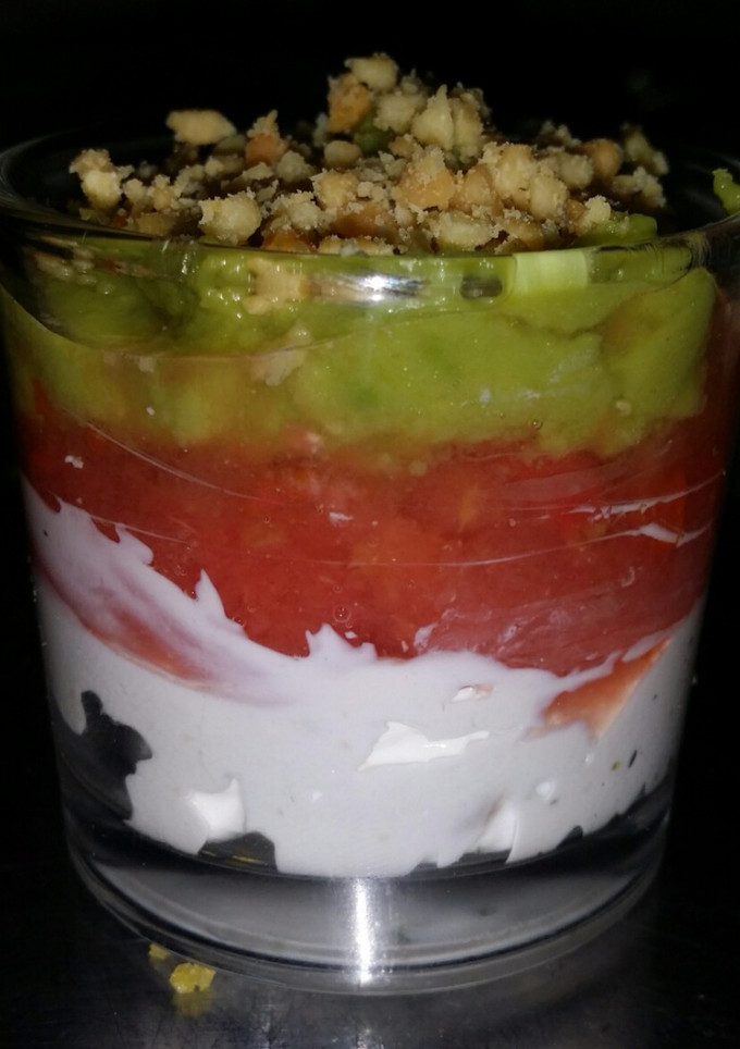 Una foto de Chupito gourmet de queso azul, compota de tomate y guacamole