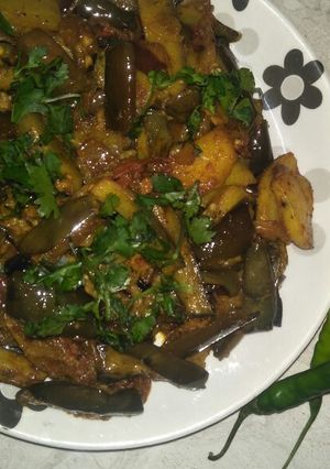फ्राई बैंगन आलू सब्जी (Fry baingan aloo sabzi recipe in Hindi) रेसिपी मुख्य फोटो
