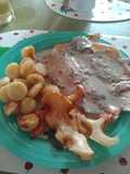 Trucha al roquefort facilísima con papas noisette