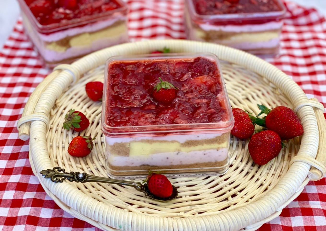 Strawberry cheese dessert box