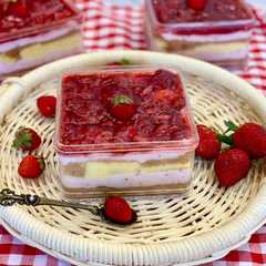 รูปของ Strawberry cheese dessert box