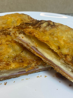 Una foto de Trenza de jamón y queso