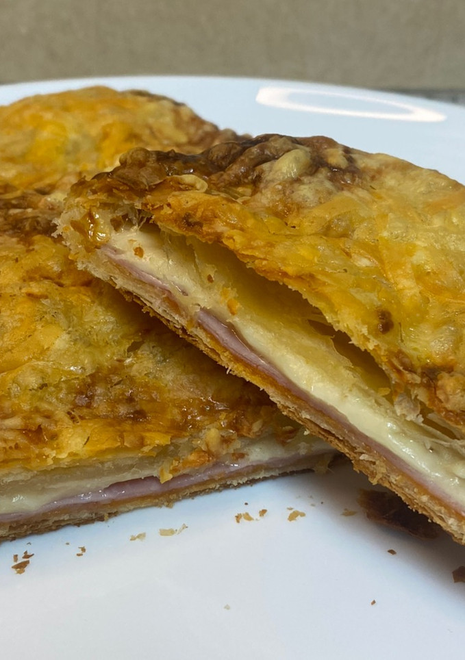 Una foto de Trenza de jamón y queso