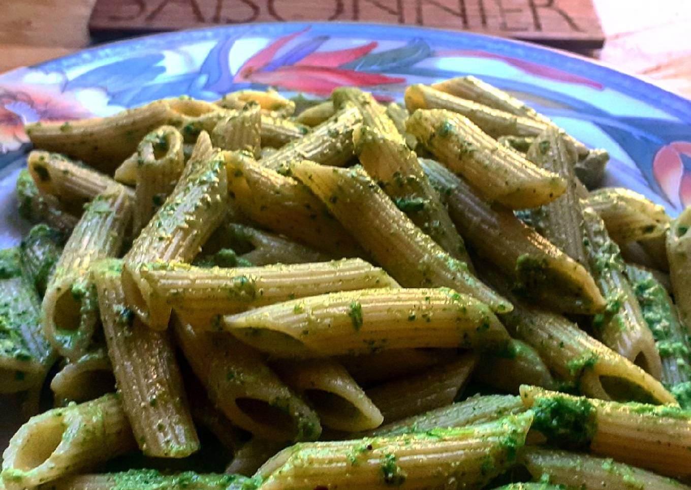 Penne rigate au pesto des fanes de radis et noix