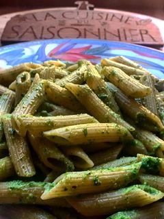 Une photo de Penne rigate au pesto des fanes de radis et noix