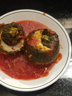 Una foto de Zapallos rellenos en salsa de tomate