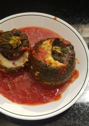 Una foto de Zapallos rellenos en salsa de tomate