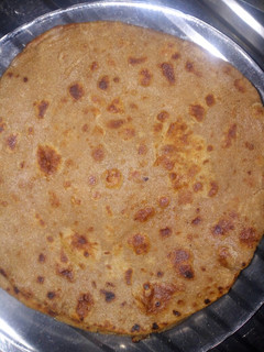 A picture of Soft brown chapatis.