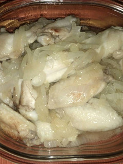 Una foto de Alitas de pollo con cebolla