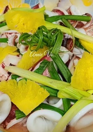 Hình của món Mực hấp thơm hành.