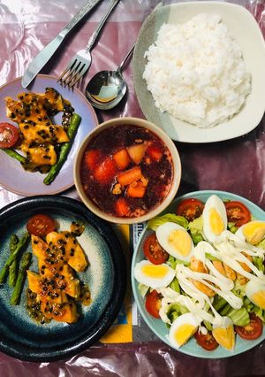 Hình của món Ức gà áp chảo sốt chanh dây.