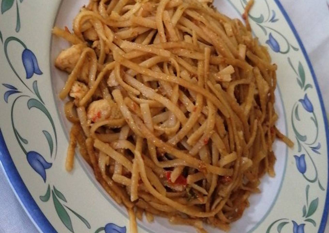 Tallarines con pollo y salsa soja