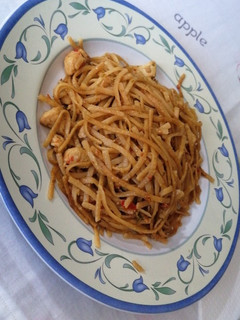Una foto de Tallarines con pollo y salsa soja