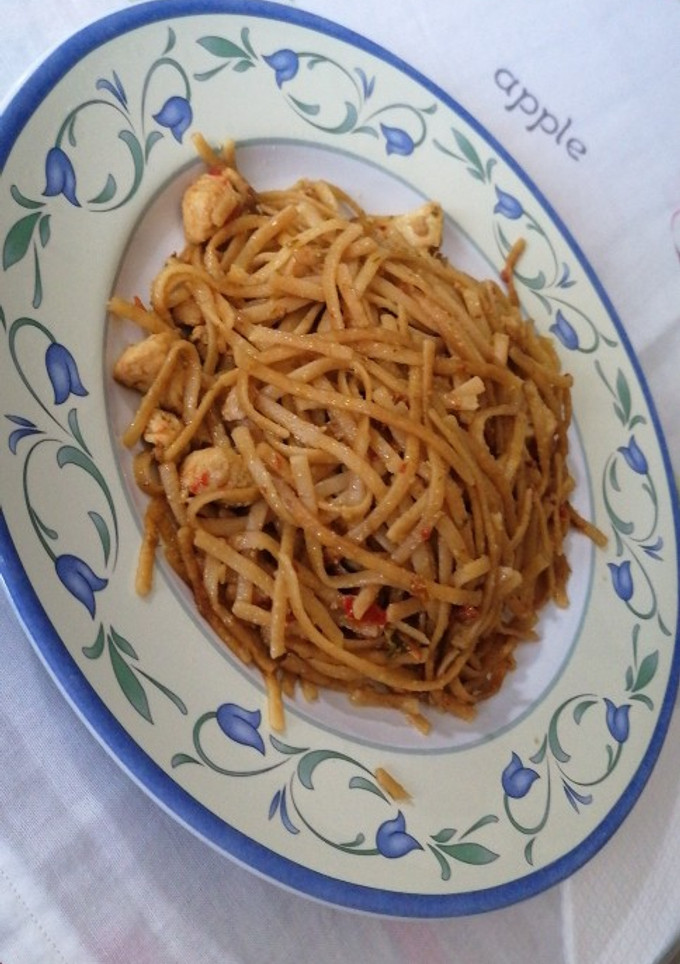 Una foto de Tallarines con pollo y salsa soja