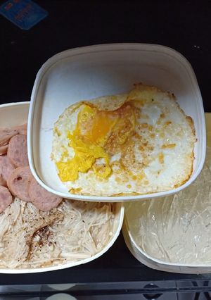 Hình của món Miến trộn nấm kim châm và dồi heo và trứng keto.