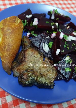 Une photo de Filet d'agneau Grillé Accompagné de Salade de Betterave