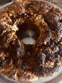 Una foto de ROSCA rellena de RICOTA, MANZANAS, NUECES, PASAS Y AZÚCAR NEGRA💃🏿🍩🧉🍩🧉🤩😋
