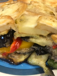 Una foto de Pastel al horno de berenjenas, pimentón y papas gratinados con queso