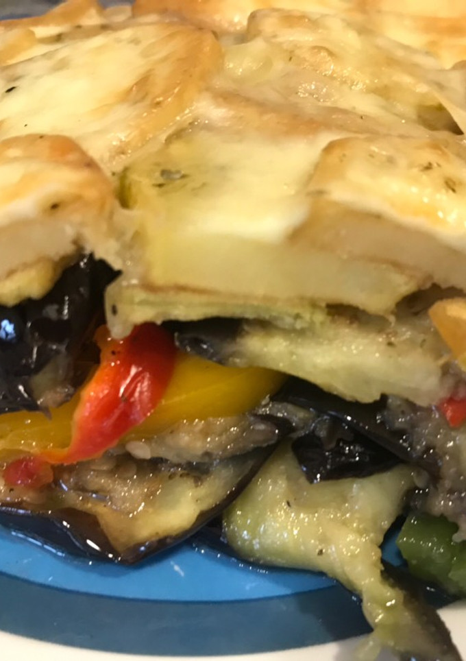 Una foto de Pastel al horno de berenjenas, pimentón y papas gratinados con queso