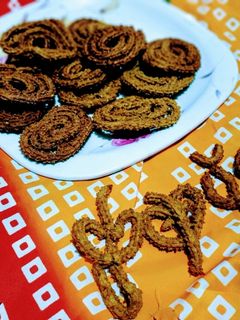 मल्टीग्रेन चकली (multigrain chakali recipe in marathi) रेसिपी चे मुख्य फोटो