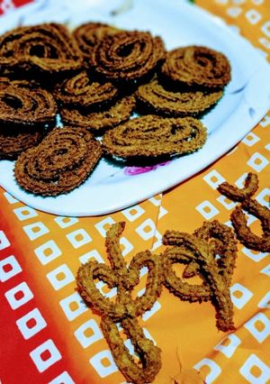 मल्टीग्रेन चकली (multigrain chakali recipe in marathi) रेसिपी चे मुख्य फोटो 