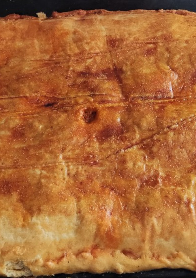 Una foto de Empanada clásica de atún con masa casera muy genuina