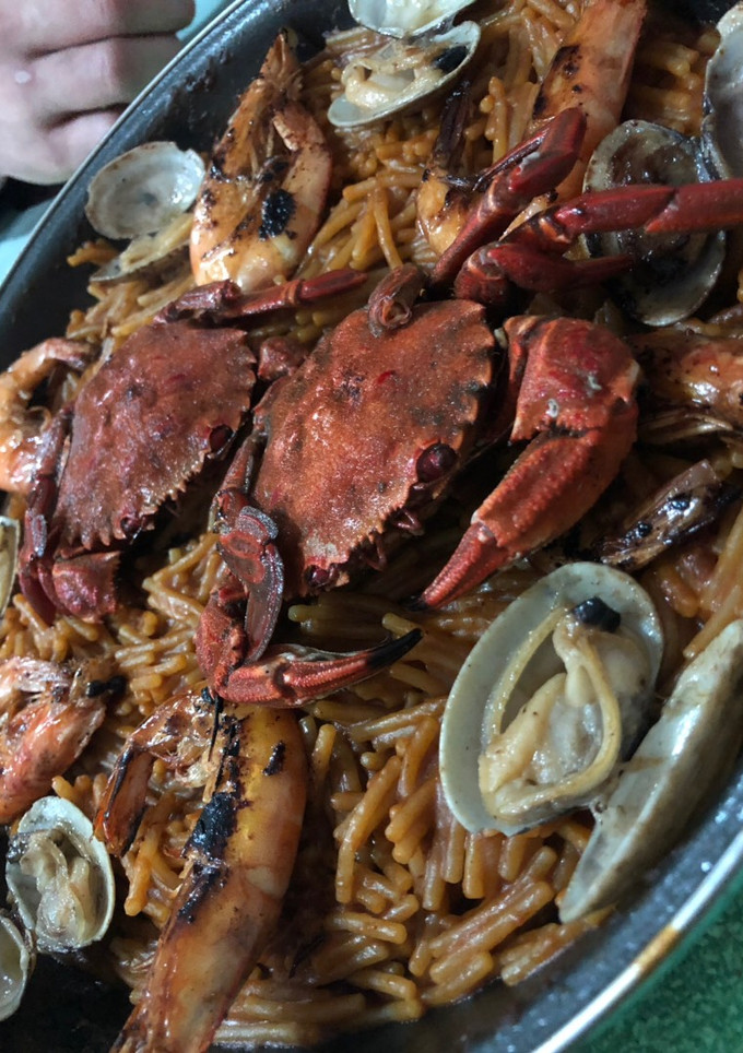 Una foto de Fideos de marisco 🦀🦐😋