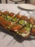 Crostines de salmón y pepinos
