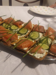 Una foto de Crostines de salmón y pepinos