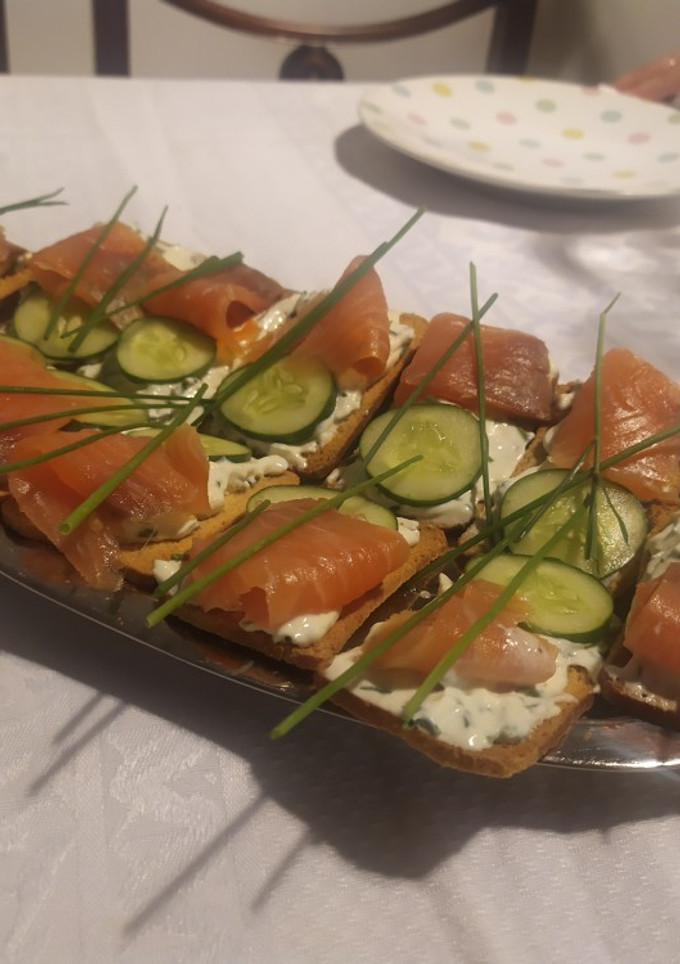 Una foto de Crostines de salmón y pepinos