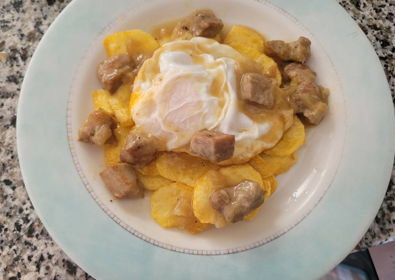 Huevos rotos con carne magra de aprovechamiento