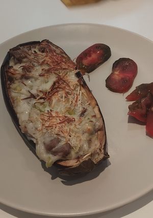 Una foto de 🍆 Berenjenas rellenas de puerros, bechamel y queso azul 🧀🔹
