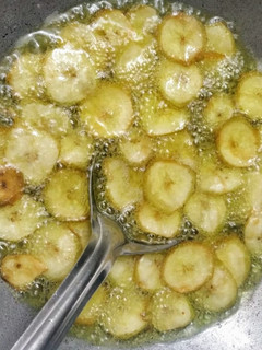 क्रिस्पी बनाना वेफर्स (Crispy banana wafers recipe in hindi) रेसिपी मुख्य फोटो