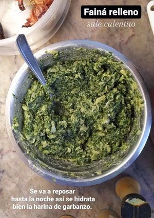 Una foto de Fainá relleno de espinaca y cebollas asadas