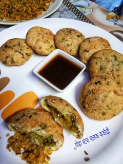पोहा स्टफ़ पालक कचौड़ी रेसिपी मुख्य फोटो