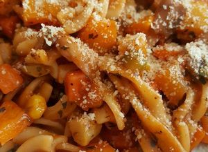 Una foto de Fusilli con verduras